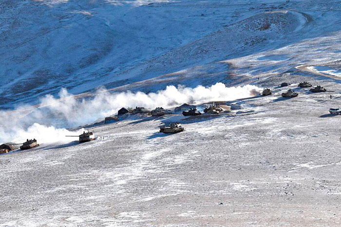 Des chars sur les rives du lac Pangong Tso, au Ladakh, le long de la frontière entre l'Inde et la Chine, le mercredi 10 février 2021 (AP Photo/India Army)