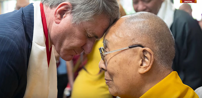 Le va-t-en-guerre McCaul et le dalai-lama (capture d’écran)