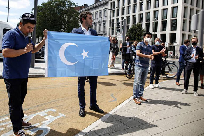 Le député écolo belge arbore le drapeau du Turkestan oriental lors d’une manifestation à Bruxelles le 08/07/2021 (ex Libé, 02/03/2023)