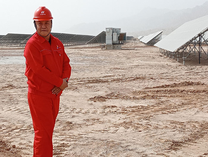 L'ingénieur responsable de la ferme solaire près de Kucha