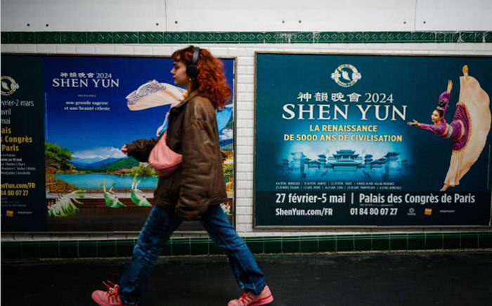 Une affiche dans le métro parisien en mars 2024. - AFP.