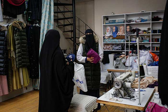 Qelbinur (Kalbinur) Tursun, à droite, dans sa boutique à Istanbul (photo tirée du NYT) Qelbinur (Kalbinur) Tursun, à droite, dans sa boutique à Istanbul (photo tirée du NYT)