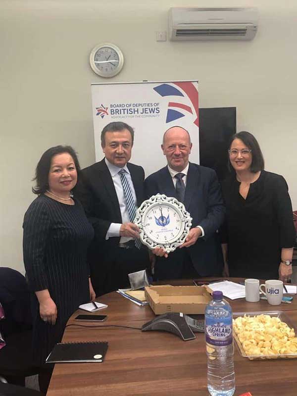 Dolkun Isa auprès du « Conseil des Députés des Juifs Britanniques » (Board of Deputies of British Jews), un groupe de pression sioniste. Dolkun Isa auprès du « Conseil des Députés des Juifs Britanniques » (Board of Deputies of British Jews), un groupe de pression sioniste.