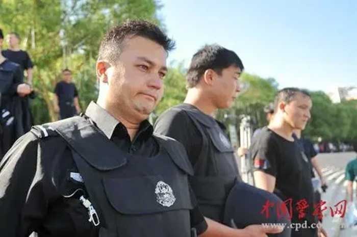 Officier de police ouïghour. Officier de police ouïghour.
