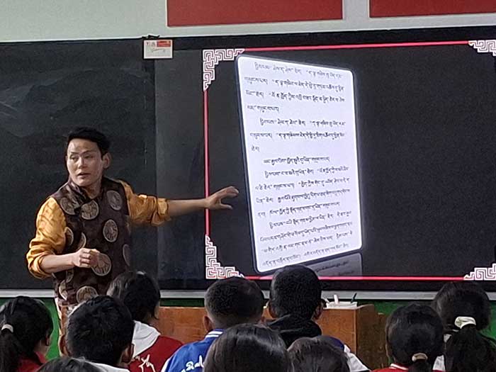 Cours de tibétain à l'école moyenne de Gyanzé (mai 2025) Cours de tibétain à l'école moyenne de Gyanzé (mai 2025)