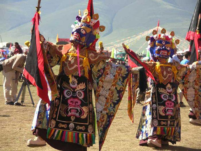 Moines dansant au festival de Yushu (photo Jpds, 2005)