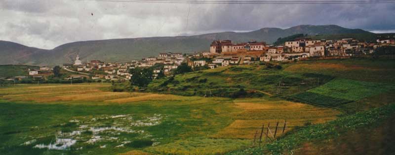 Le site du monastère de Songzanlin (photo Thérèse De Ruyt, août 1999)