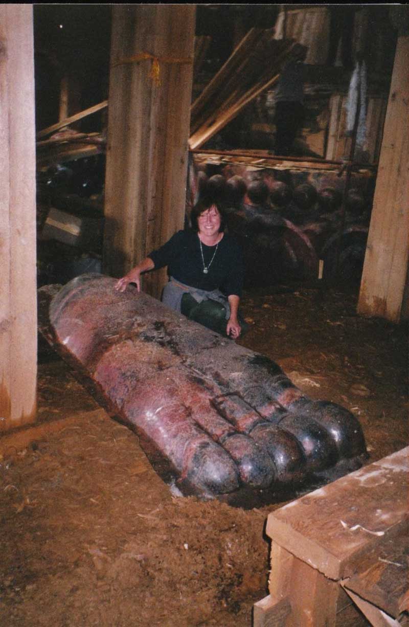 Pied en cuivre d’une future statue géante de Bouddha (photo André Lacroix, août 1999)