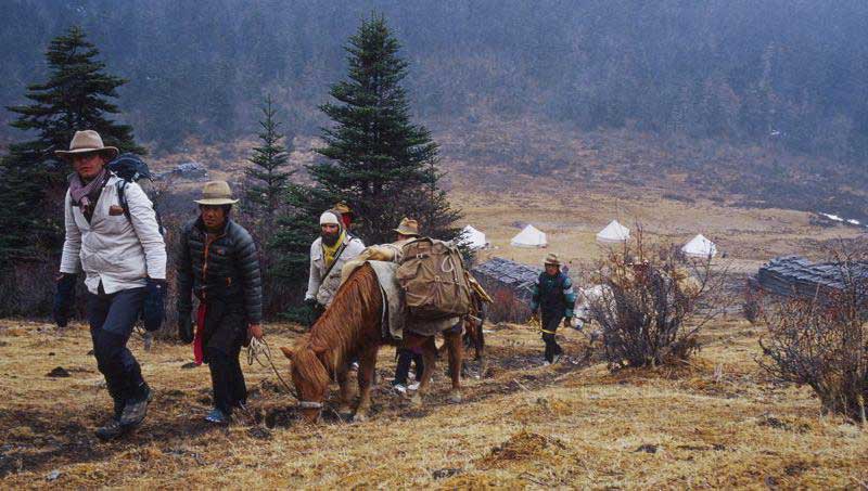 La Caravane Liotard franchissant un col au pas des chevaux tibétains