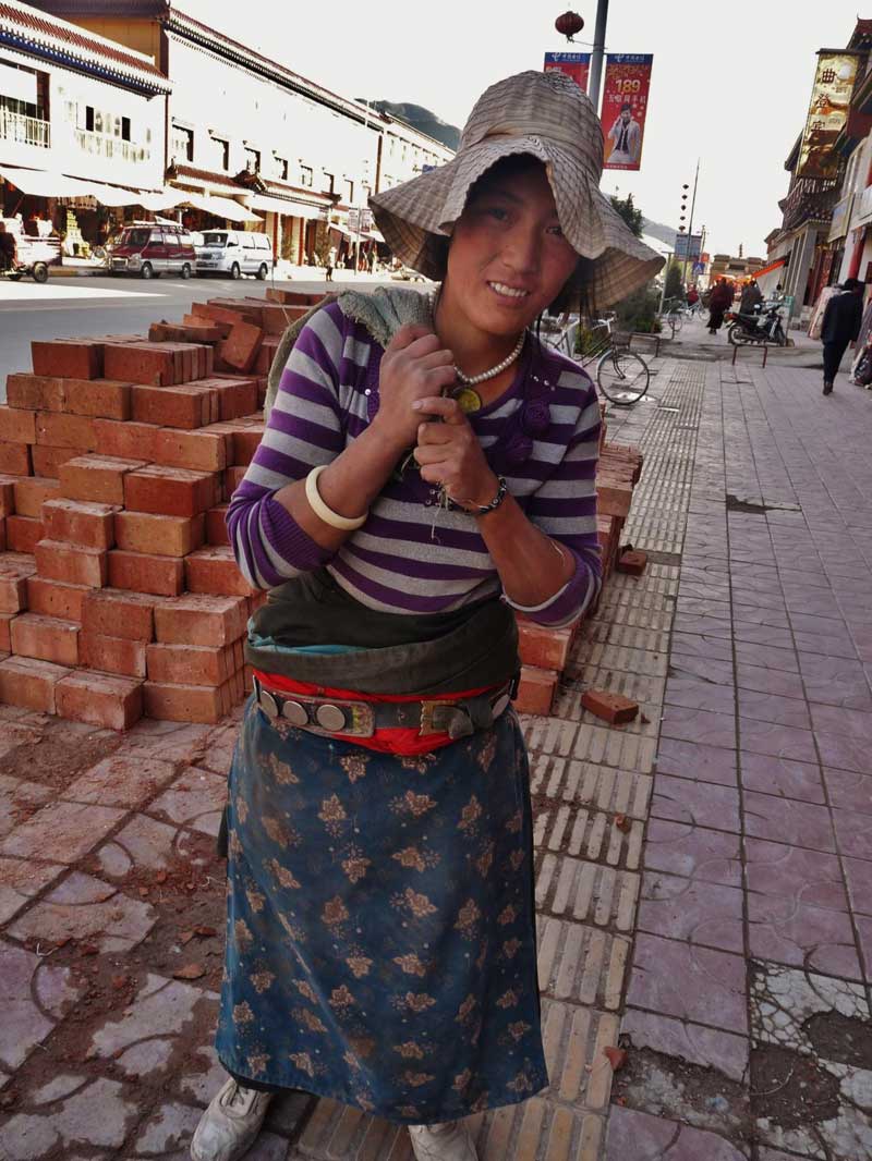 Dans une rue de Xiahe (Gansu), 05/08/2009 (Photo Thérèse De Ruyt)