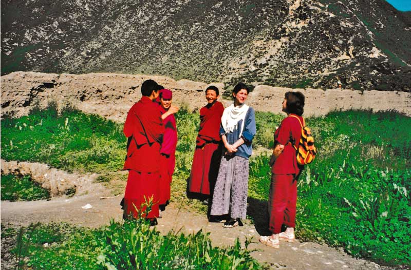 De gauche à droite : 3 (en fait 4) jeunes moines, ma fille (avec une longue jupe) et ma femme (en pantalon). Monastère de Labrang, 27/07/1999 (photo André Lacroix)