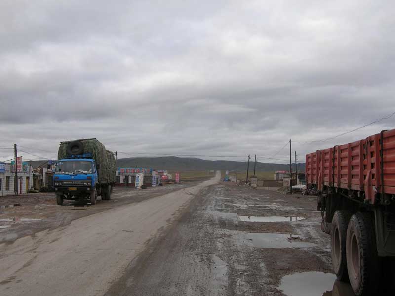 Beaucoup de transport se font par camion au Tibet (photo JPDes., 2008)