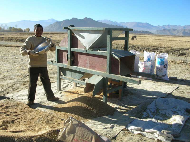 trieuse à grains dans la région de Lhassa (photo JPDes, 2008)