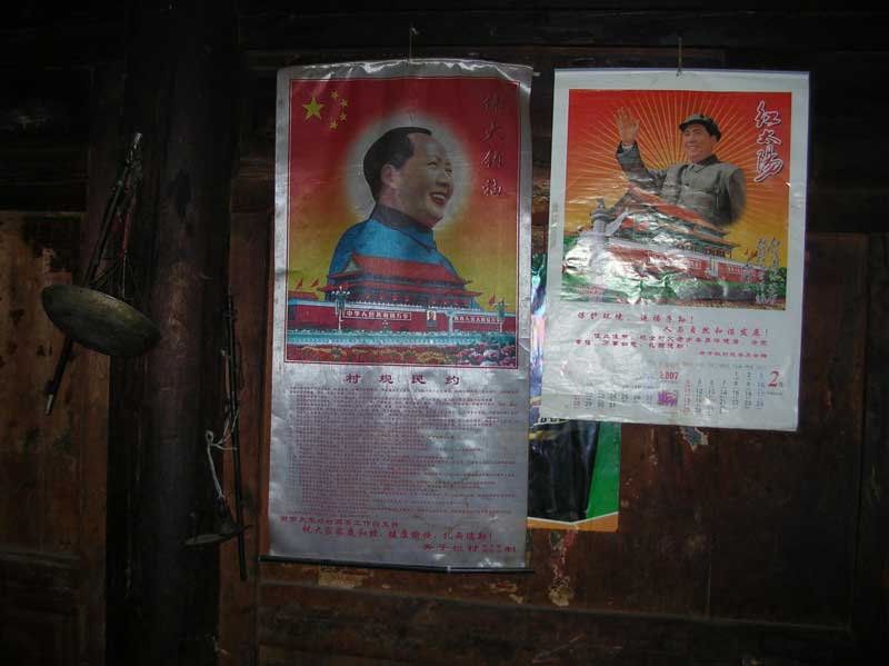 dans une petite maison en bord de route à la frontière Sichuan-Tibet, les villageois sont consicnet de ce qu'ils doivent à Mao (photo JPDes, 2007)