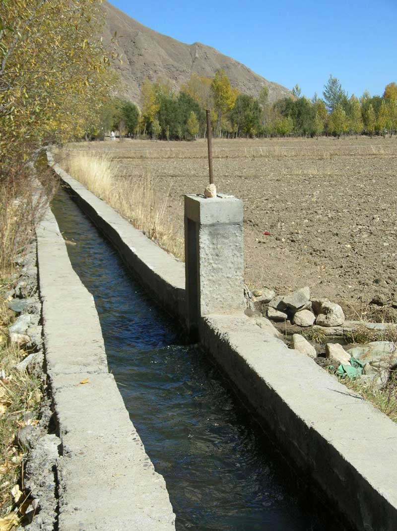 canal d'irrigation fraîchement rénové (photo Jpdes., 2005)