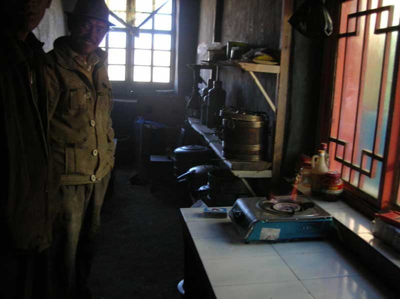 Un brûleur de biogaz dans une maison tibétaine (photo JPDes., 2008)