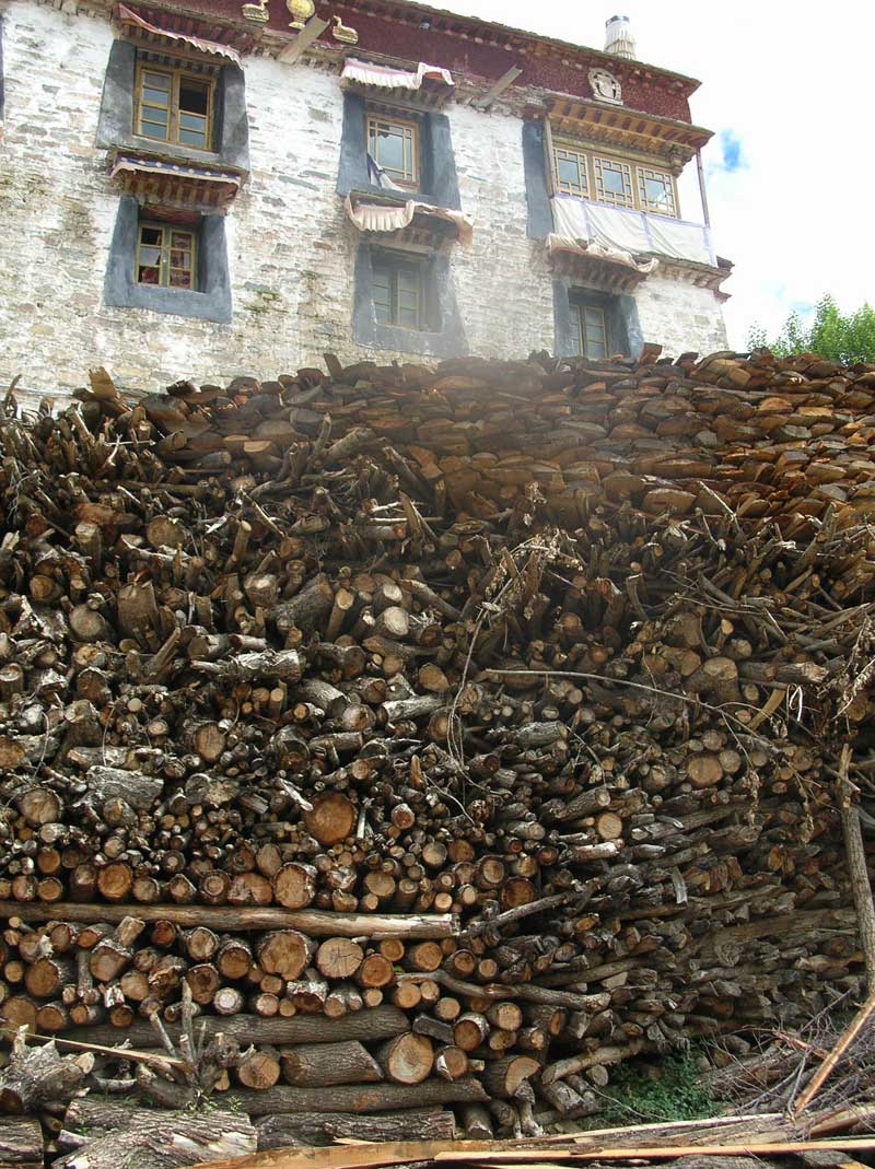Réserve de bois au monastère de Ganden près de Lhassa (photo JPDes. 2005)