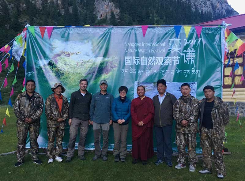 Professeur Lü Zhi, à côté de lama Tashi Sangpo, lors du « Nangqen International Wildlife Watch Festival » organisé par le gouvernement local de Nangqen (préfecture de Yushu) et l'ONG 山水-ShanShui, conçu pour protéger la biodiversité de la région (2017)