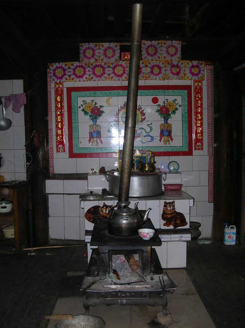  Le poêle au milieu de la cuisine dans une maison à la frontière entre le Sichuan et le Tibet (photo JPDes., 2007)