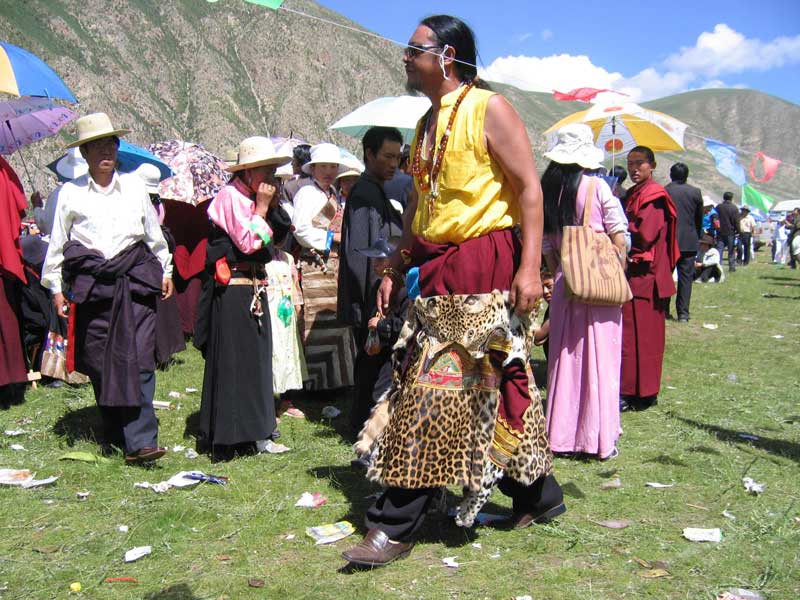 Chamane à vraie peau de tigre au festival de Yushu (photo JPDes. 2005)