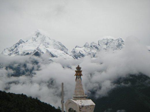 Le Kawakarpo, dont le sommet est souvent caché dans les nuages (photo JPDes. 2007)