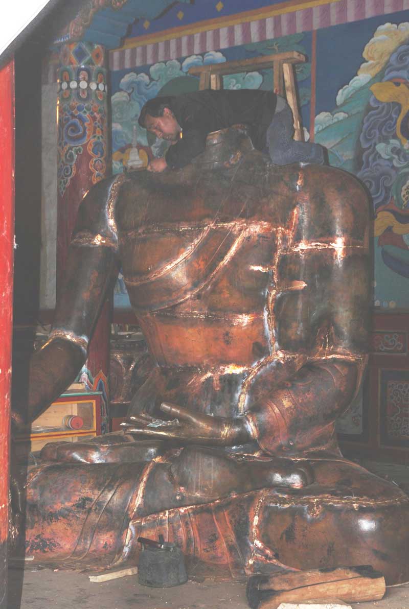 Construction d'une statue de Bouddha en cuivre au monastère de Litang-Sichuan(photo JPDes., 2007)