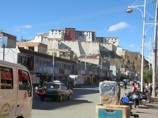 le siège administratif du panchen lama à Xigaze (photo JPDes., 2008)