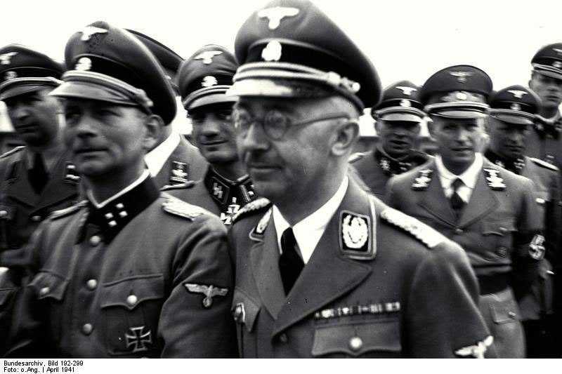 Le Sturmbannführer SS Otto Kumm, décoré de la Croix de Fer, à côté de Himmler lors d’une visite du camp de concentration de Mauthausen en 1941 (Source : Archives fédérales allemandes, image 192-299)