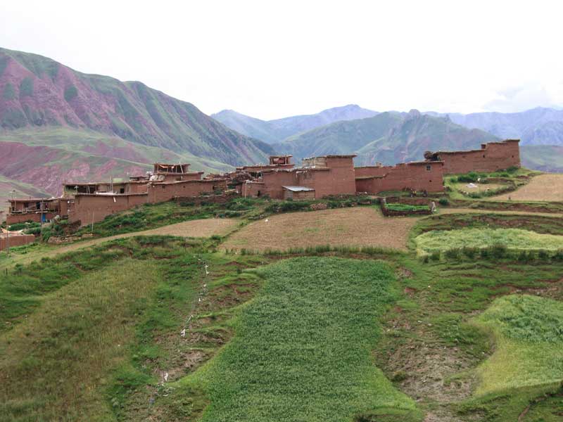 Petit village dans le Nord-est du Tibet (photo JPDes. 2005)