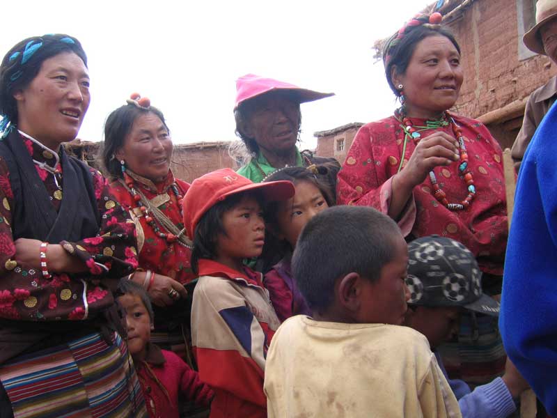 ... et les villageois du même village (photo JPDes. 2005)
