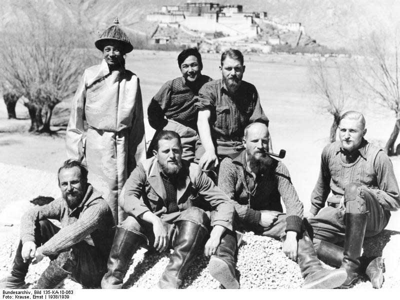L’expédition SS au Tibet : (debout, à droite) Schäfer ; (assis, de gauche à droite) Krause, Geer, Wienert, Beger (Source : Archives fédérales allemandes/Wikimedia commons)