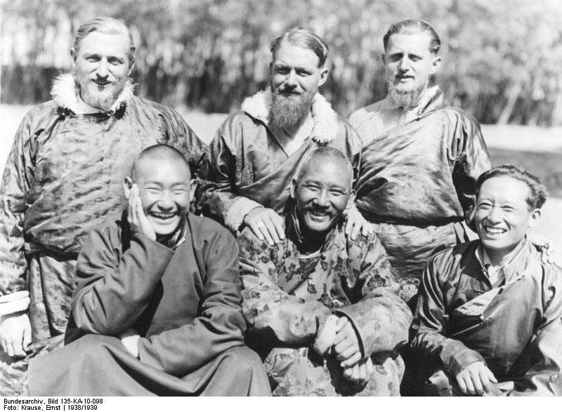 Beger, Schäfer et Geer (debout, de gauche à droite) à Gyantse, avec Tashi Wangchug Phala, Möndro et Kazi Dorje Tsering 