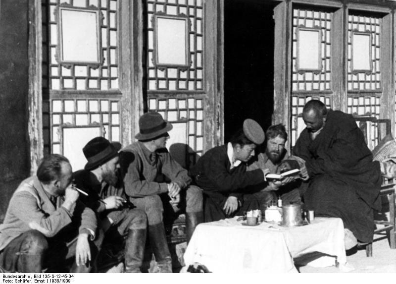 Expédition SS au Tibet : « Lhassa. Nous recevons la visite de représentants du gouvernement. » (Source : Archives fédérales allemandes/Wikimedia commons)