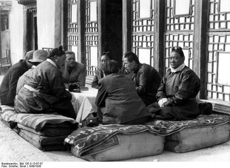 Tsarong (à droite) avec des membres de l’expédition SS. (Source : Wikimedia commons/Archives fédérales allemandes)