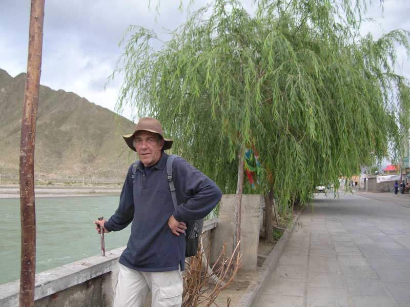 Le Yarlung Tsangpo à Lhassa visité par un véritable touriste belge (photo JPDes. 2009)