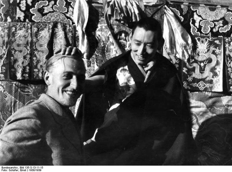 Bruno Beger avec le régent du Tibet, Reting Rimpoche. Celui-ci fut aussi le Premier précepteur du jeune 14ème dalaï-lama et un proche ami de sa famille. (Source : Archives fédérales allemandes/Wikimedia commons)