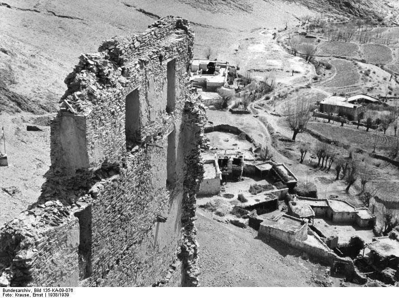 Les ruines de Yarlung-Podrang photographiées par Ernst Krause. (Source : Archives fédérales allemandes/Wikimedia commons) 