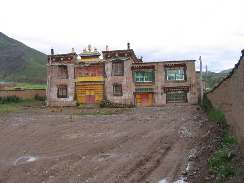 petit temple des Nyingmapa près de Dengqen (photo JPDes. 2005)