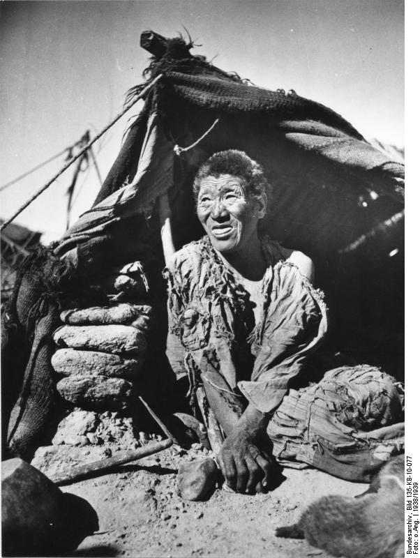 Une mendiante « libre et sans soucis » devant sa demeure à Lhassa, en 1939 (Source :  Bundesarchiv_Bild_135-KB-10-077,_Tibetexpedition,_Bettlerin_mit_Zelt)