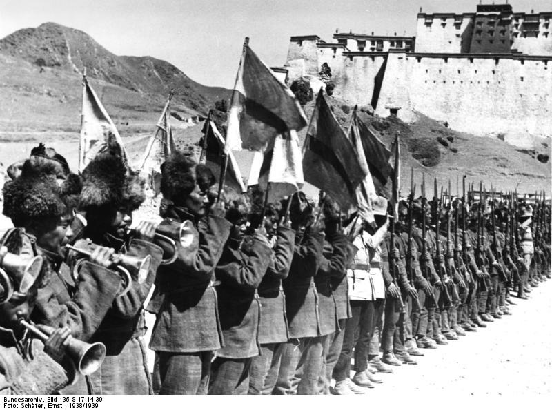 Parade des troupes de Lhassa à Shigatsé en 1939. (Source : Bundesarchiv_Bild_135-S-17-14-39 / Schäfer, Ernst / CC-BY-SA 3.0)