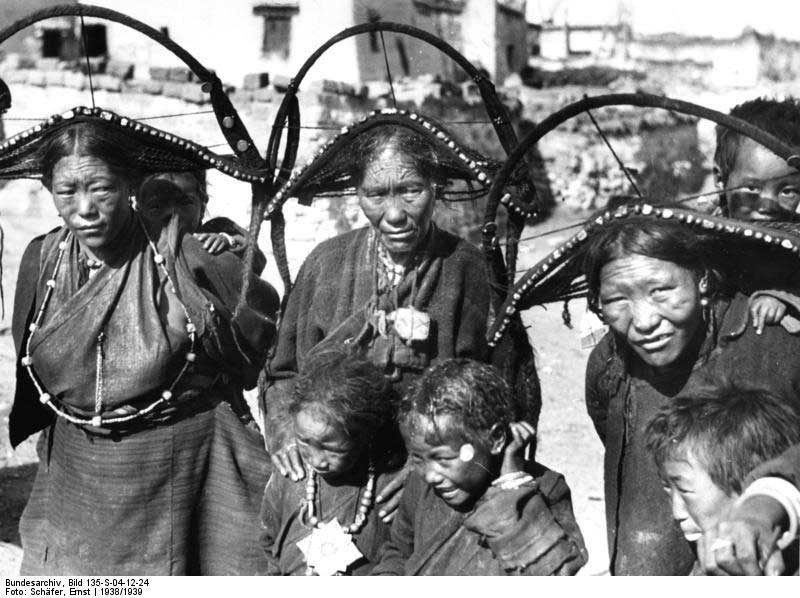 Femmes tibétaines avec enfants, 1939 (Archives fédérales allemandes, image 135-S-04-12-24)