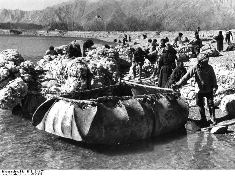 Le port pour exporter la laine, et une barque en peau de yak, 1939 (Archives fédérales allemandes, image 135-S-12-43-07/ Schäfer, Ernst)
