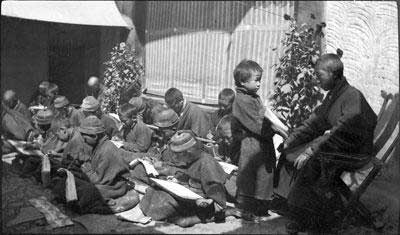 École à Lhassa, 1922 (photo de Willoughby Patrick Rosemeyer)