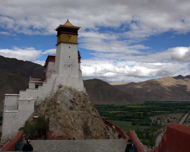 Le Yumbulhakang, magnifique petit château fort dans la vallée du Yarlung