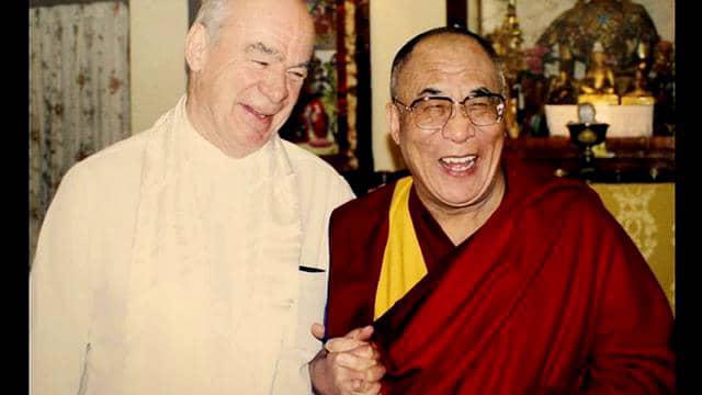 Sa Sainteté et son ami Roger McCarthy qui commandait les opérations de la CIA au Tibet 