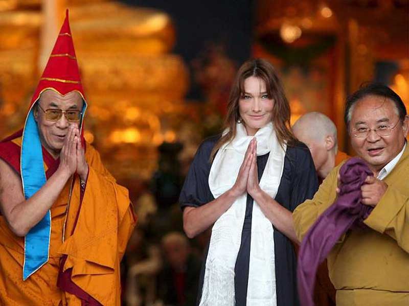 En 2008, de gauche à droite : le dalaï-lama, Carla Bruni et Sogyal Rinpoché (photo www.lexpress.fr)