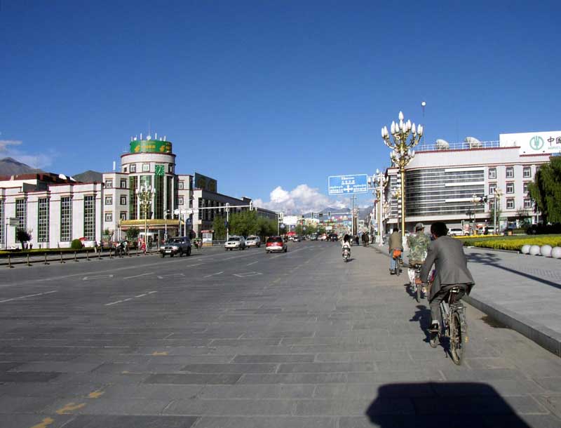 L’avenue principale qui va du Potala au centre de Lhassa (photo : commons.wikimedia.org)