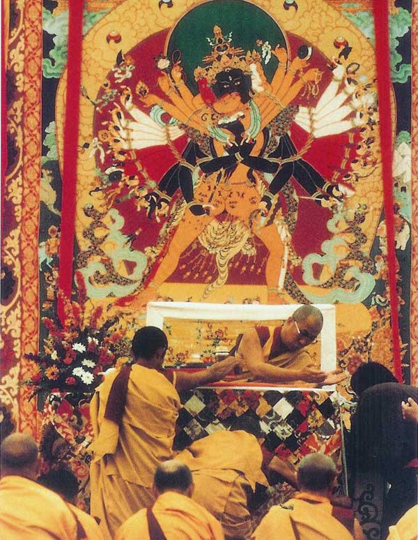 Le 14ème dala¨-lama  en 1985 lors d'une initiation au Kalachakra au monastère Rikon à Winterthur en Suisse