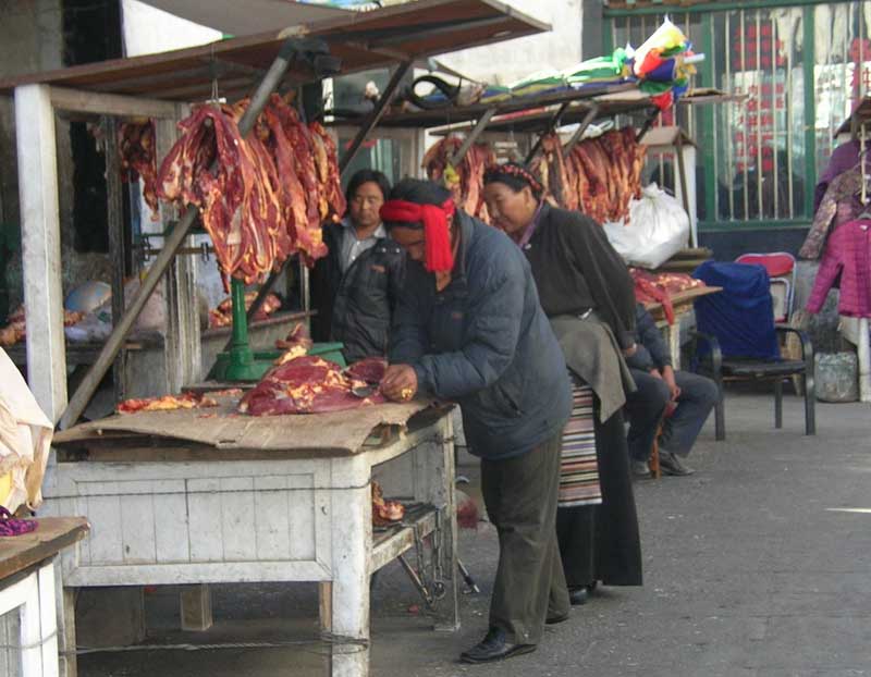 Sur un petit marché de Lhassa en 2008 (photo, JPDes)