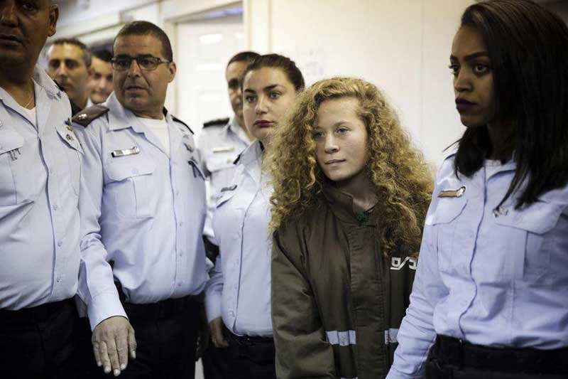 La jeune Palestinienne Ahed Tamini à la prison militaire d’Ofer le 26/12/2017 (liberation.fr)